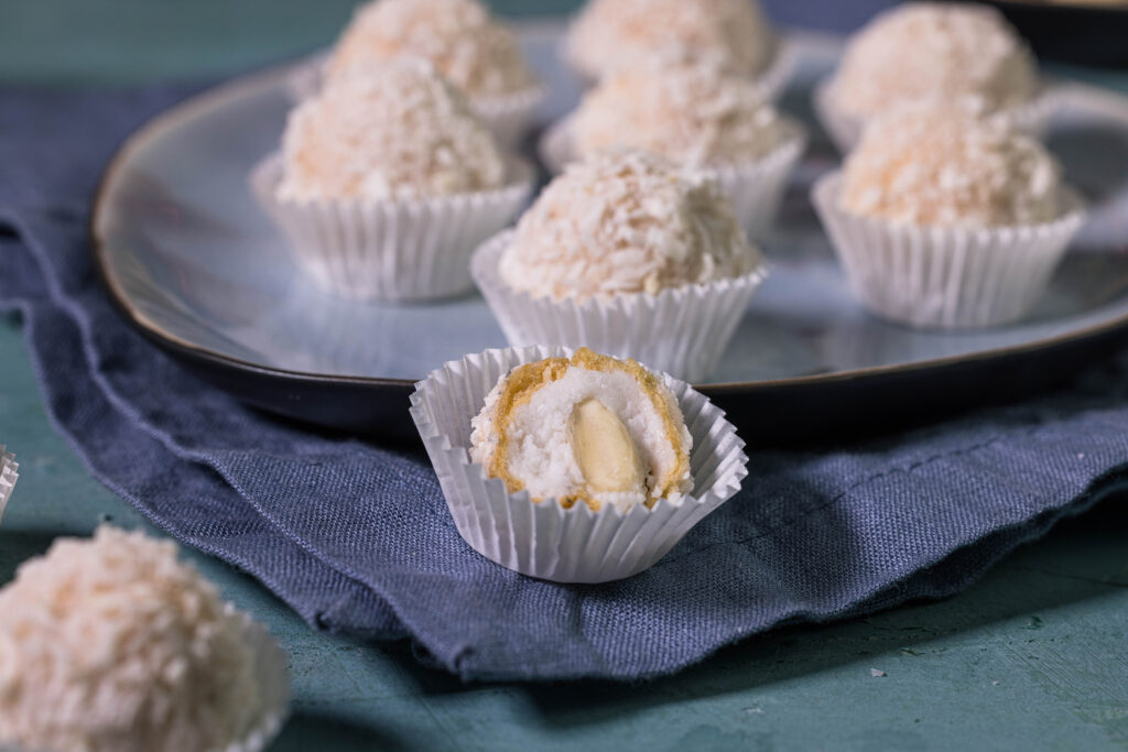 Vaffaello - Vegane Raffaello selbst gemacht. Einer ist angeschnitten und man sieht wie authentisch er aussieht.