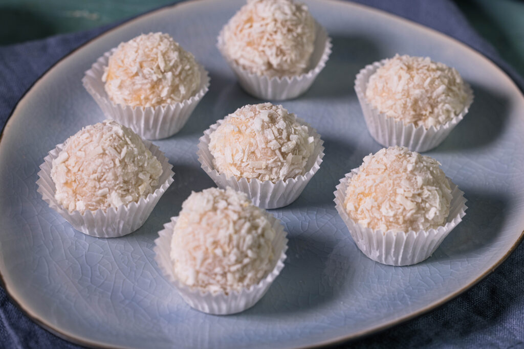 Vaffaello - Vegane Raffaello selbst gemacht - auf einem blauen Teller.