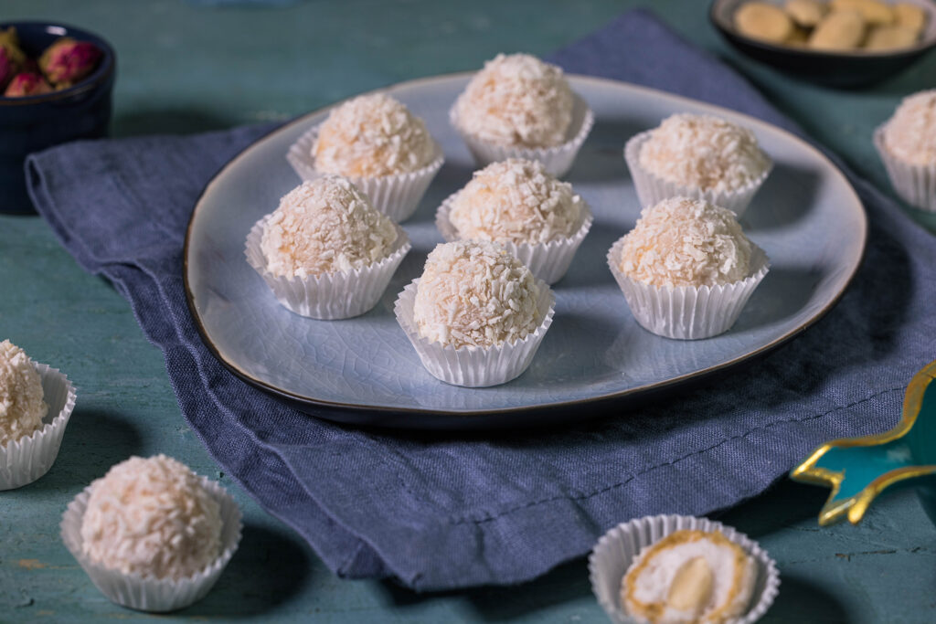 Vaffaello - Vegane Raffaello selbst gemacht - auf einem Teler und einzelne drum herum.