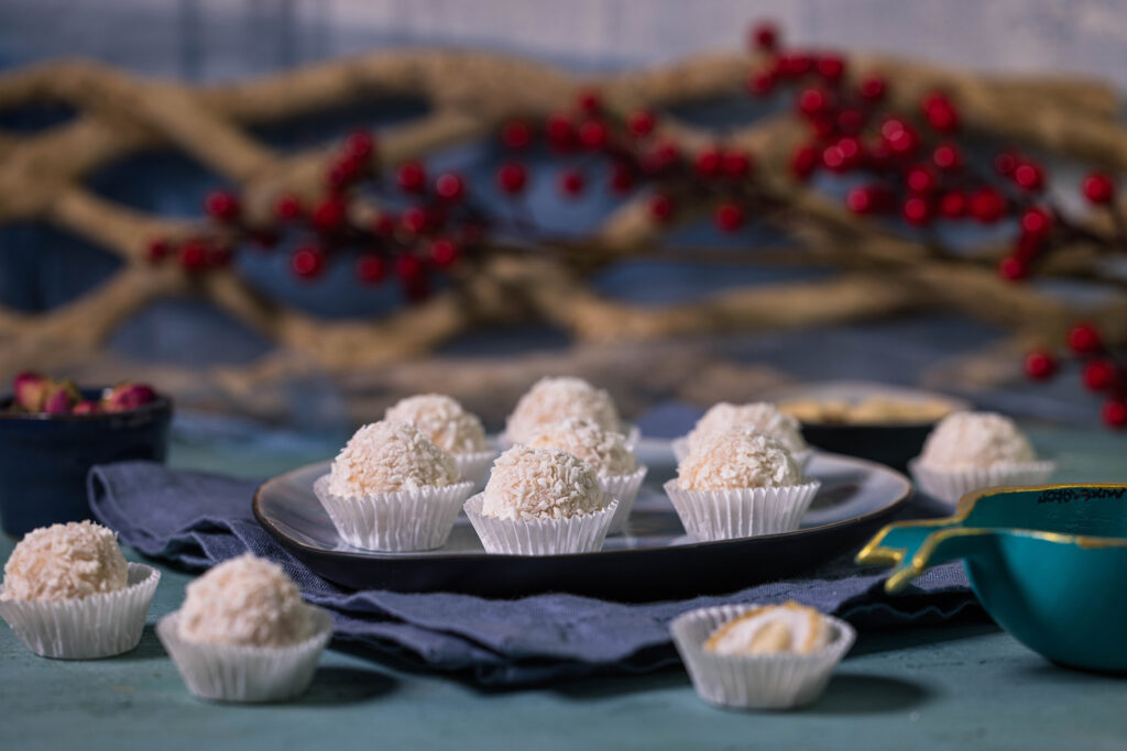 Vaffaello - Vegane Raffaello selbst gemacht. Einer ist angeschnitten und man sieht wie authentisch er aussieht.