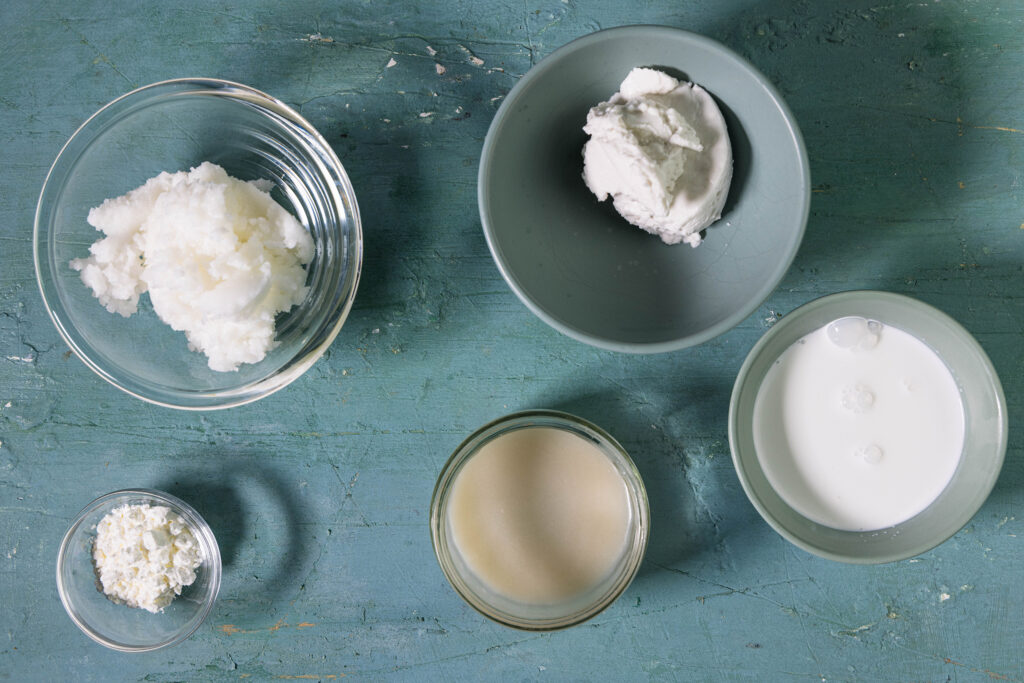 Alle Zutaten für die Kokoscreme, die als Füllung in die veganen Raffaellos kommt.