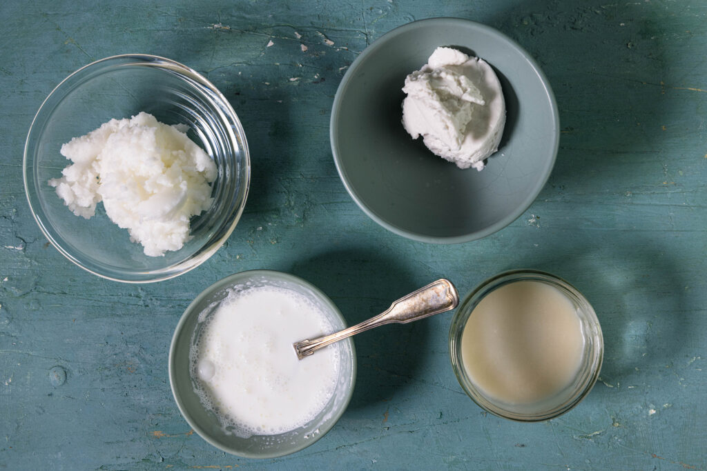 Alle Zutaten für die Kokoscreme, die als Füllung in die veganen Raffaellos kommt.