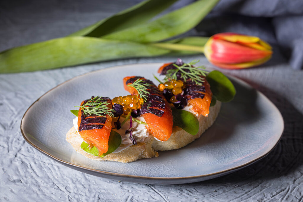 Mein Meereskaviar sieht unglaublich authentisch aus und er schmeckt auch so! Hier zu sehen mit veganem Thunfisch auf Baguette.