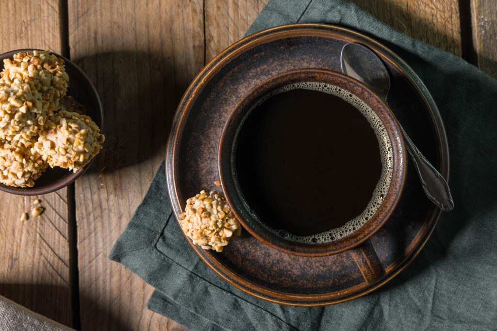 Viotto - vegane Giotto selbst gemacht - in einer Schale. Daneben eine Tasse Kaffe, auf der Untertasse auch ein Giotto.