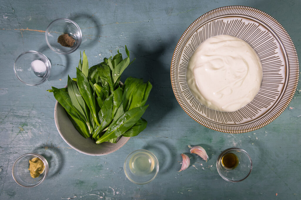 Alle Zutaten für vegane Aioli mit Bärlauch.
