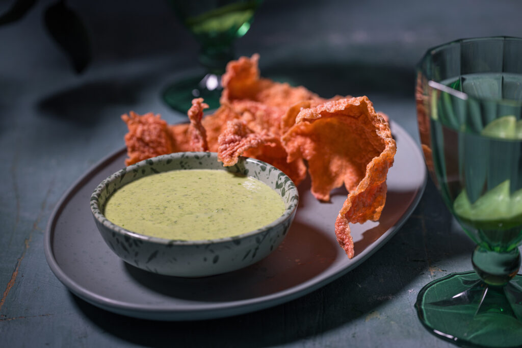 Bärlauch Aioli mit Rote Beete Crackern zum Dippen