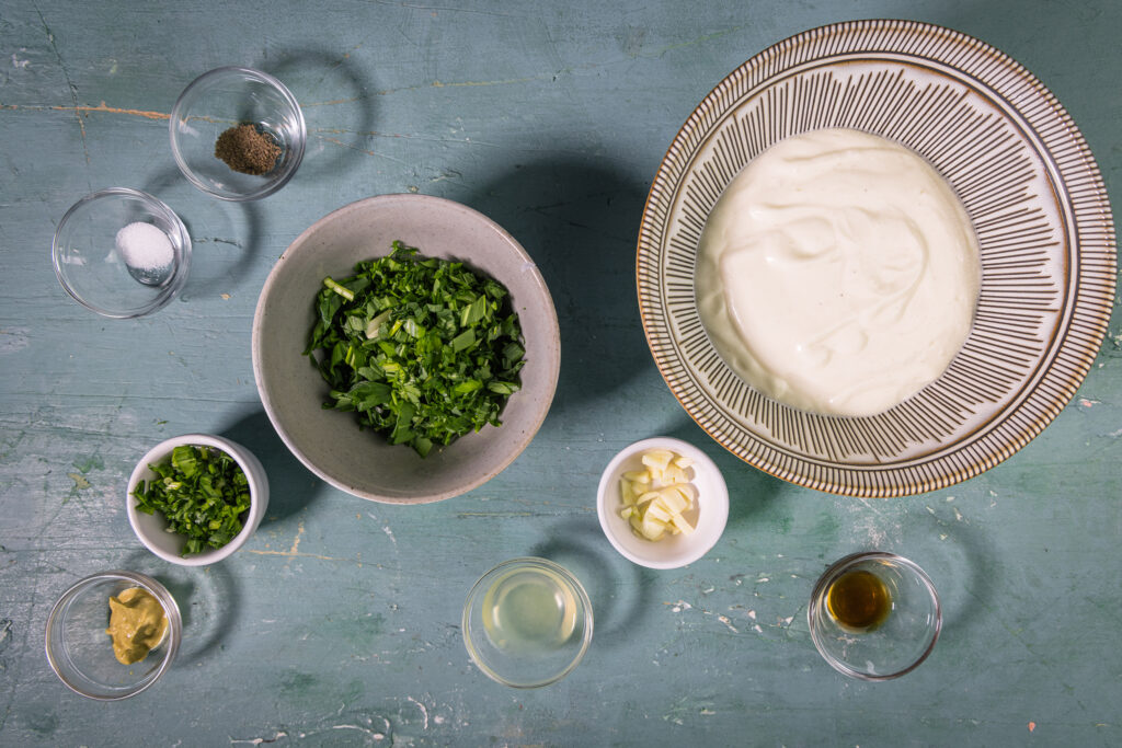 Alle Zutaten für vegane Aioli mit Bärlauch.