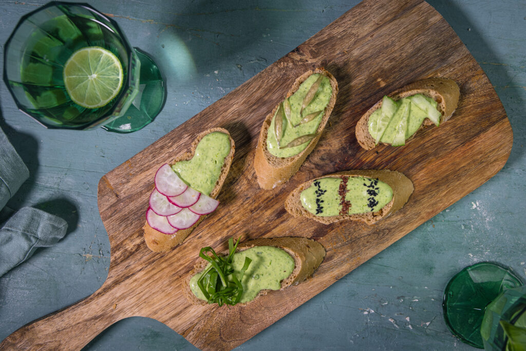 Bälrauch Aioli auf Baguetteschieben mit verschiedenen Toppings.