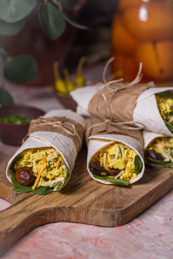 Vegane Egg and Cheese Frühstücks-Burritos