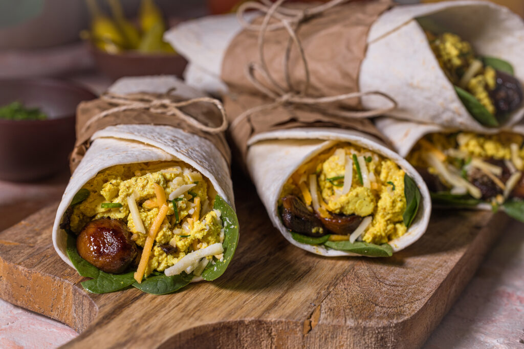 Vegane Frühstückswraps gefüllt mit Rührei und geriebenem Käse