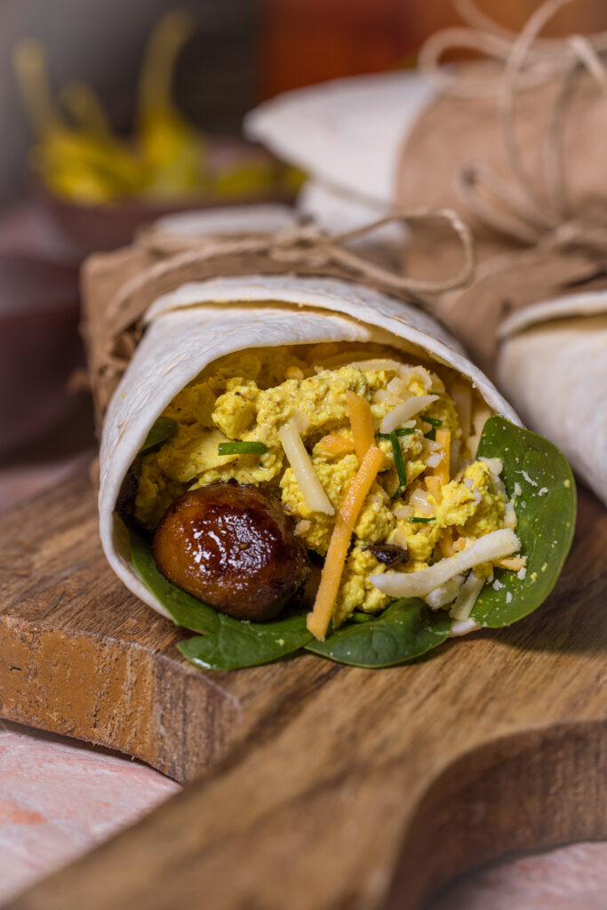Egg and Cheese Breakfast Burritos. Frühstückswraps gefüllt mit veganem Rührei und geriebenem Käse.