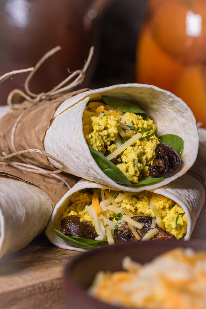 Egg and Cheese Breakfast Burritos - hier mit extra Spinat und gebratenen Champignons.
