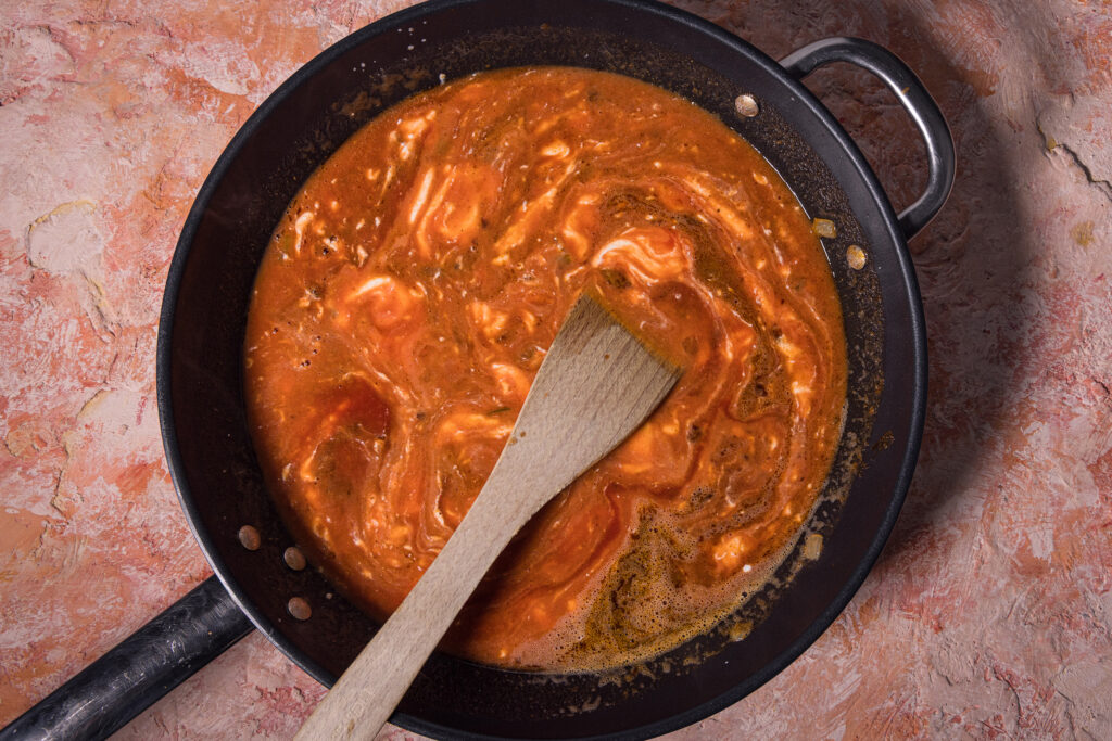 Tikka Masala in einer Pfanne.