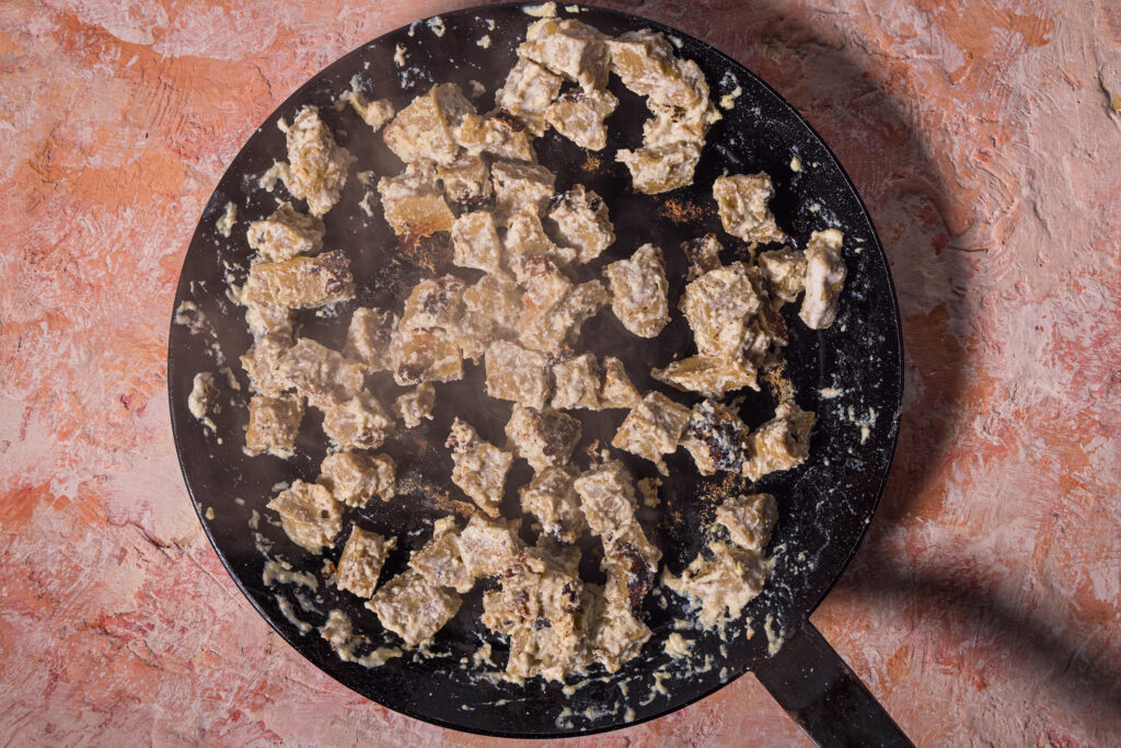 Marinierter Seitan wird in einer Pfanne gebraten.