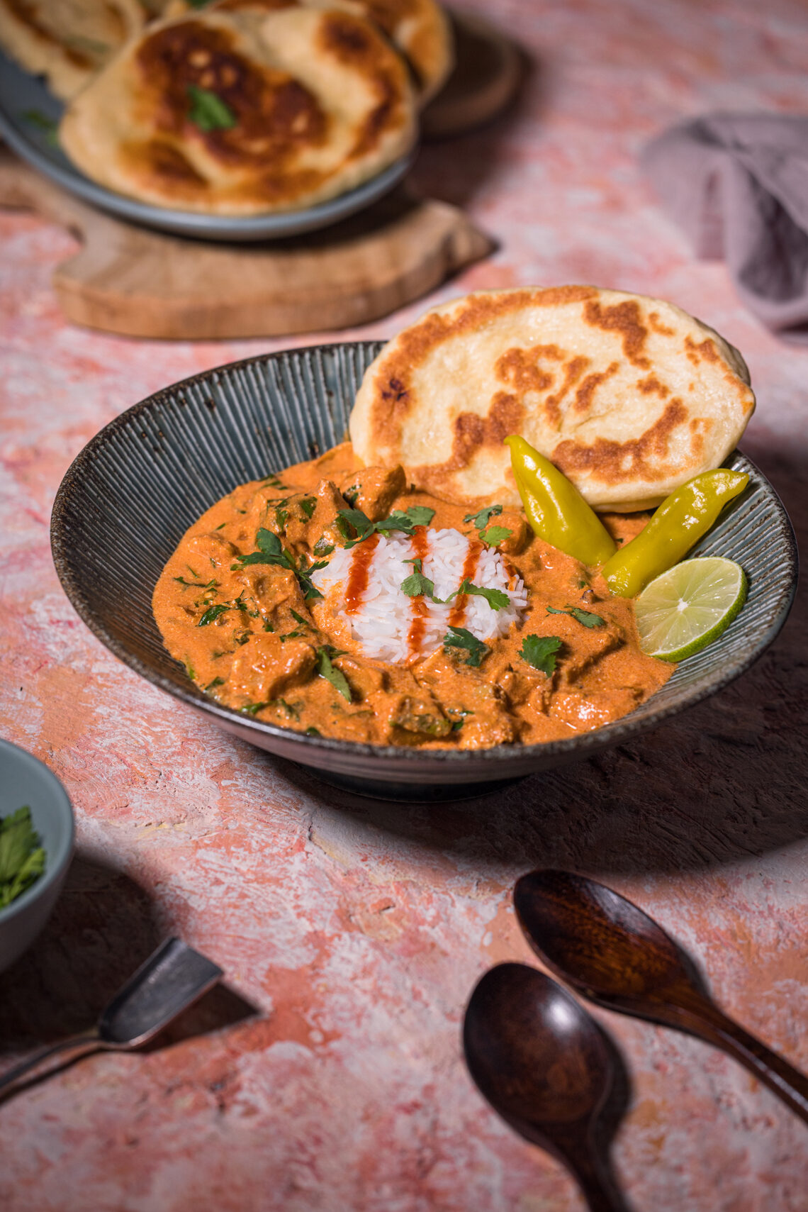 Chicken Tikka Masala - veganes, indisches Tikka Hühnchen, mit Naan und Reis.