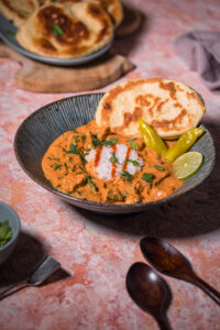 Chicken Tikka Masala - veganes, indisches Tikka Hühnchen, mit Naan und Reis.
