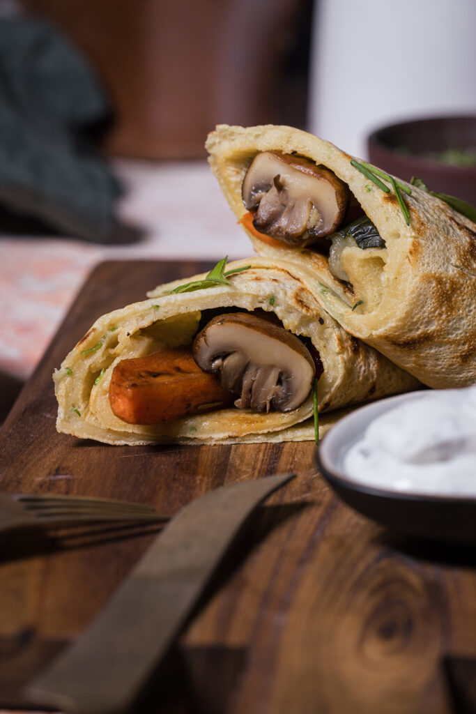 Gefüllte Kräuter-Pfannkuchen, vegan, mit Grillgemüse und Dip