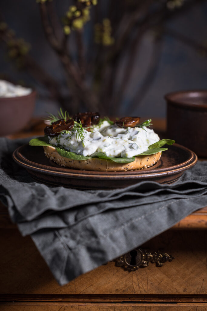 Lauchaufstrich aus veganem Joghurt, veganer Mayonnaise und Lauch.