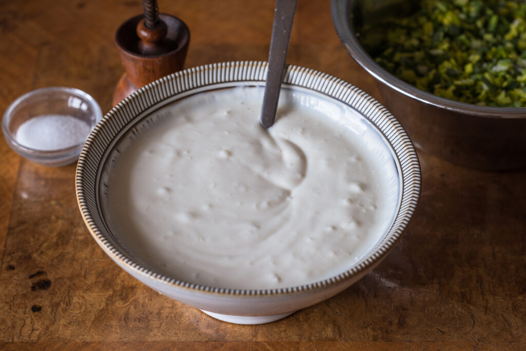 Eine Schale mit veganem Joghurt und weitere Zutaten.