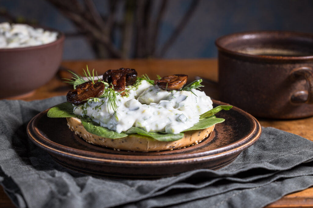 Leek Spread - köstlich mit Kräutern und gebratenen Champignons auf einem Bagel.