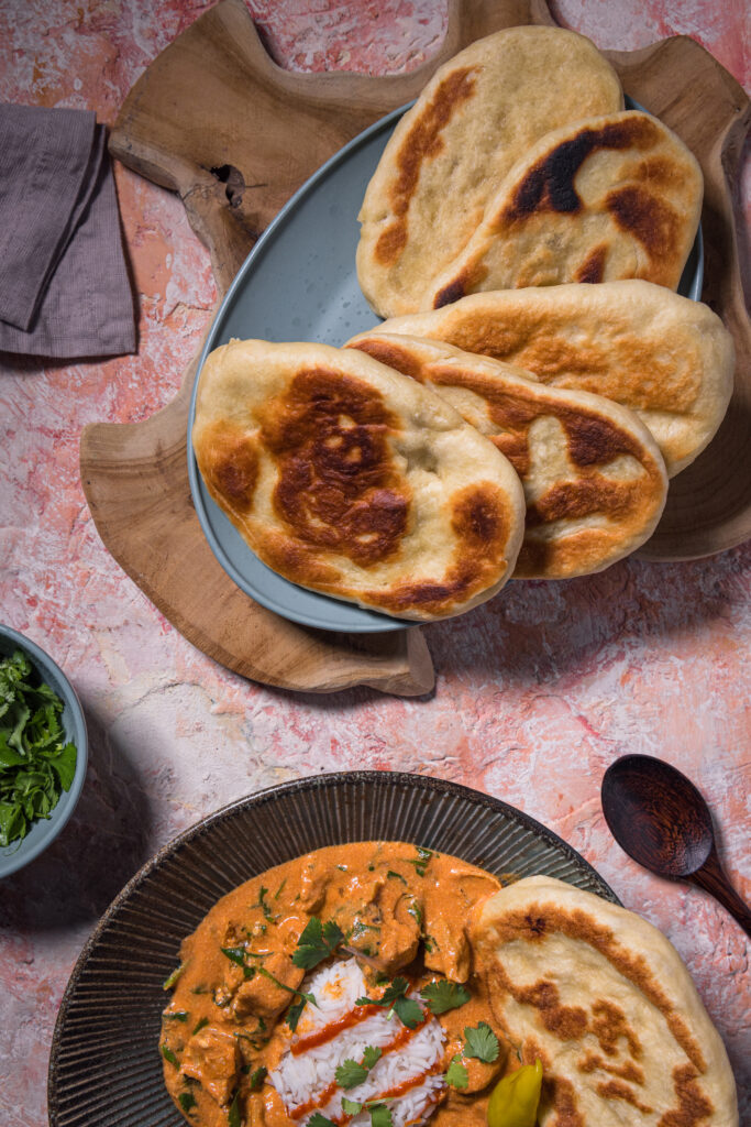 Naan ist die perfekte Beilage zu vielen Gerichten. Hier zu sehen mit veganen Chicken Tikka Masala.
