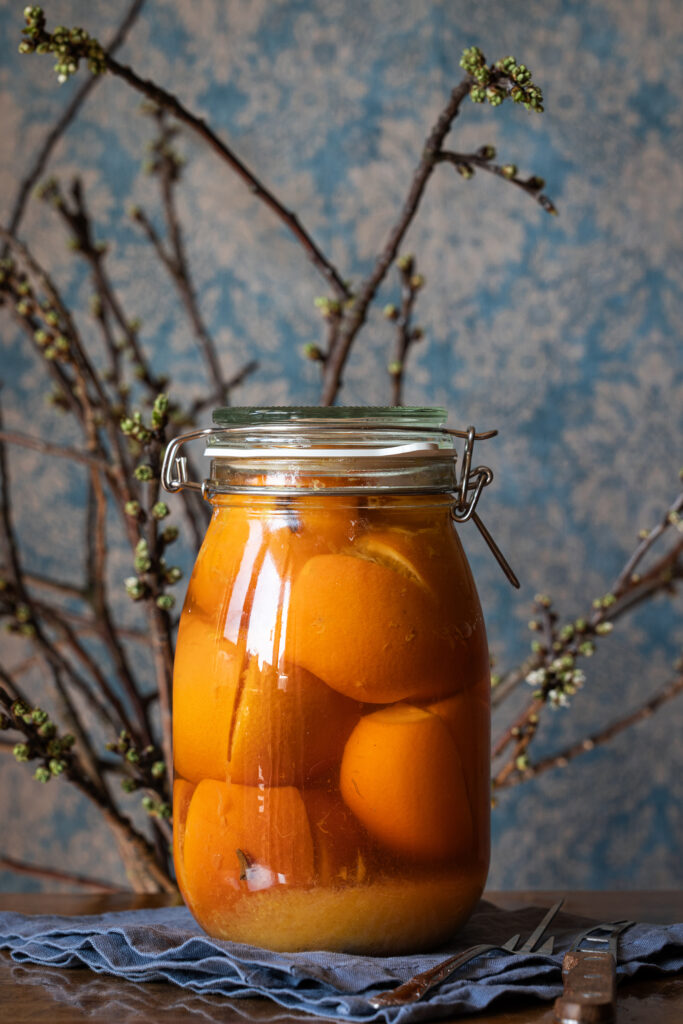 Salzorangen - laktofermentierte Orangen in einem großen Glas