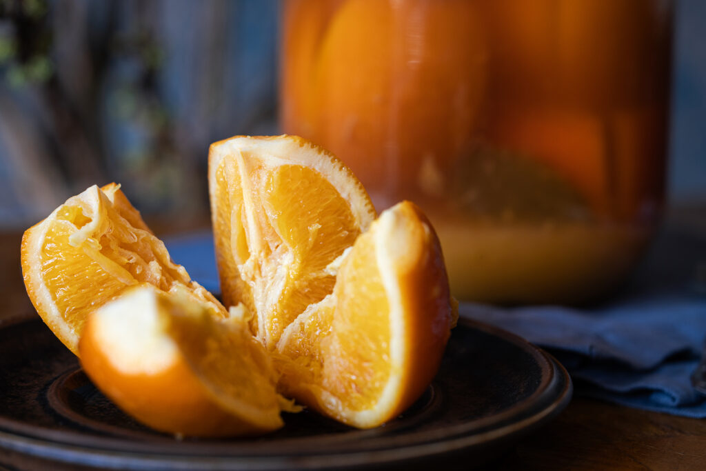 Eine offene, fermentierte Salzorange auf einem Teller