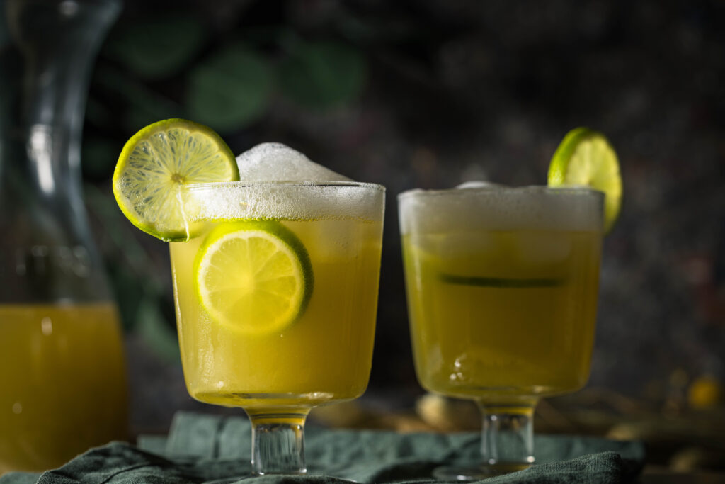 Zitronenmelissenluft auf selbtgemachtem Matcha Limetten Eistee.