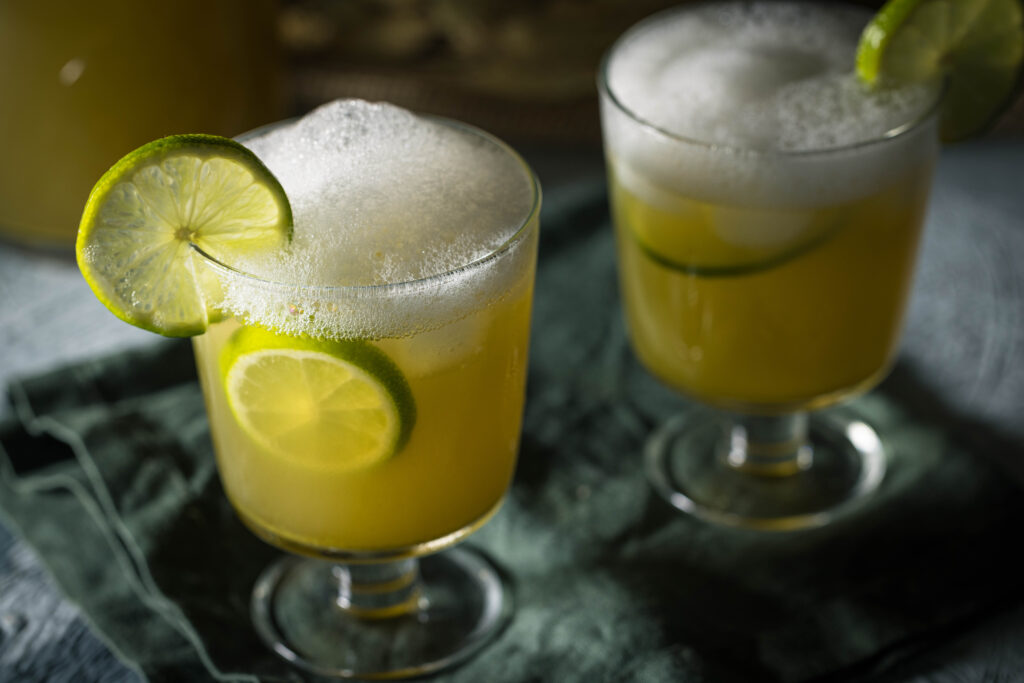 Zitronenmelissenluft auf Drinks, hier auf Matcha-LImetten-Eistee