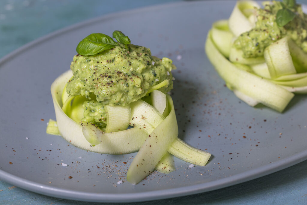 Zucchini-Tagliatelle mit Avocado-Pesto