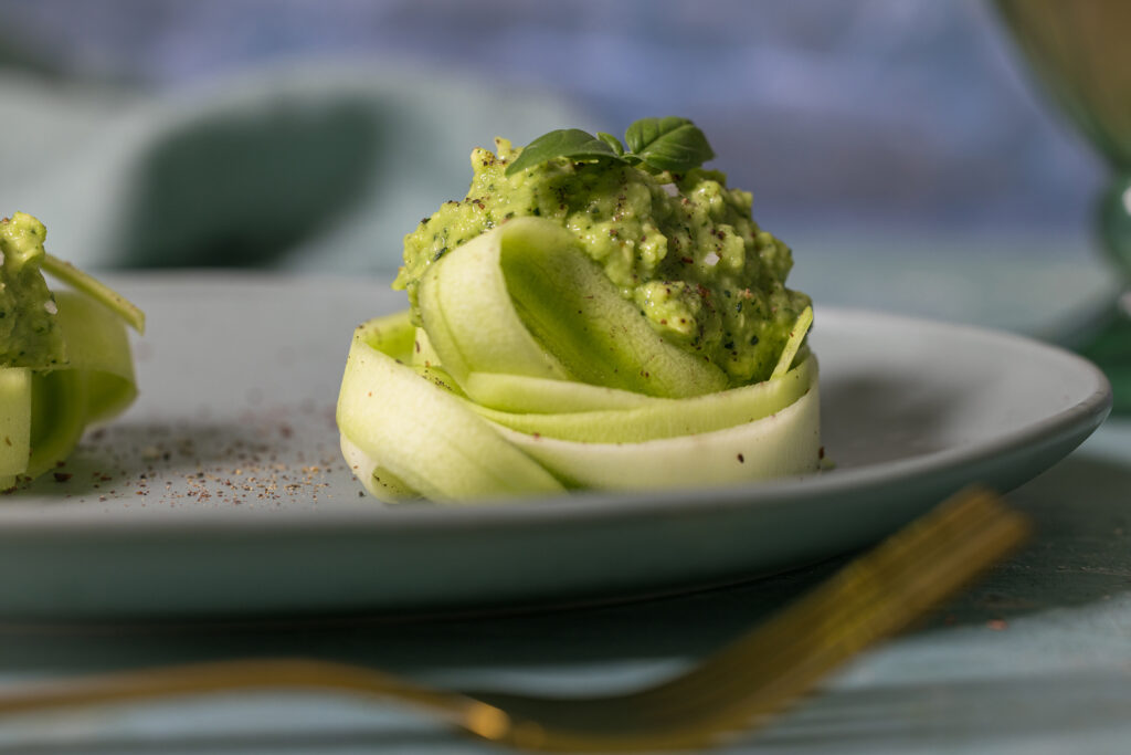 Zucchini-Tagliatelle mit Avocado-Pesto