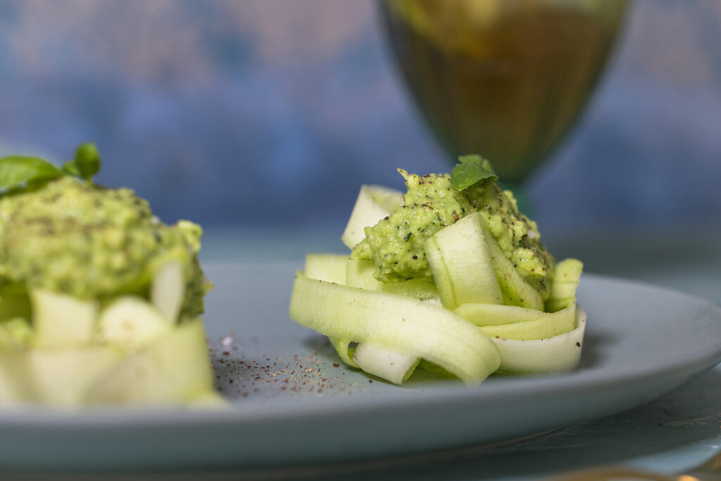 Rohkost mit frischer Zucchini und Avocado