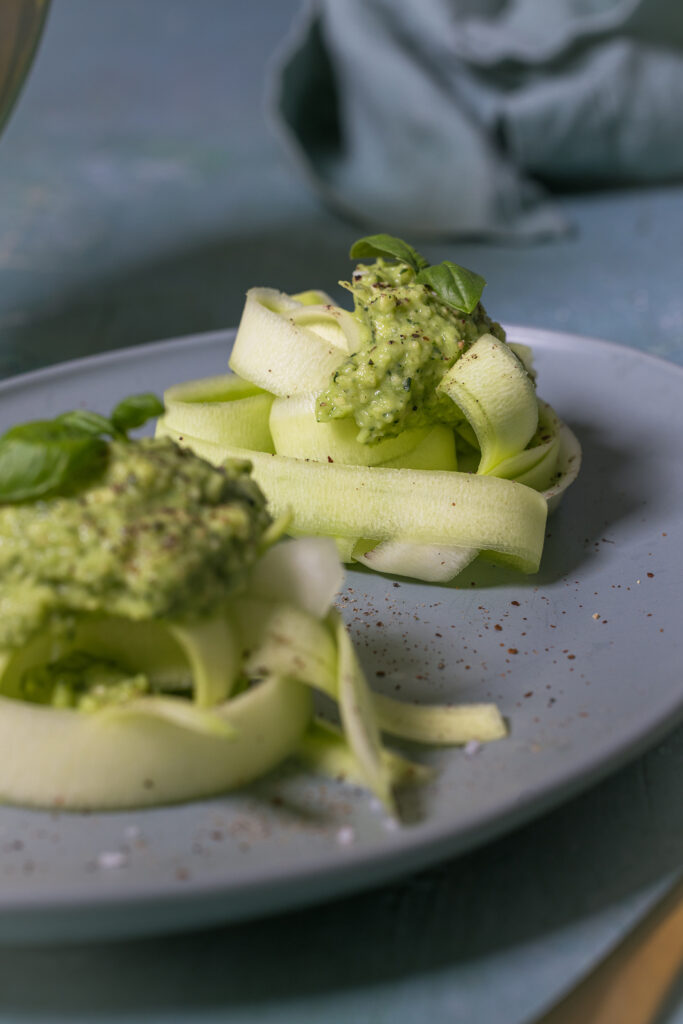 Zucchini-Tagliatelle mit Avocado-Pesto