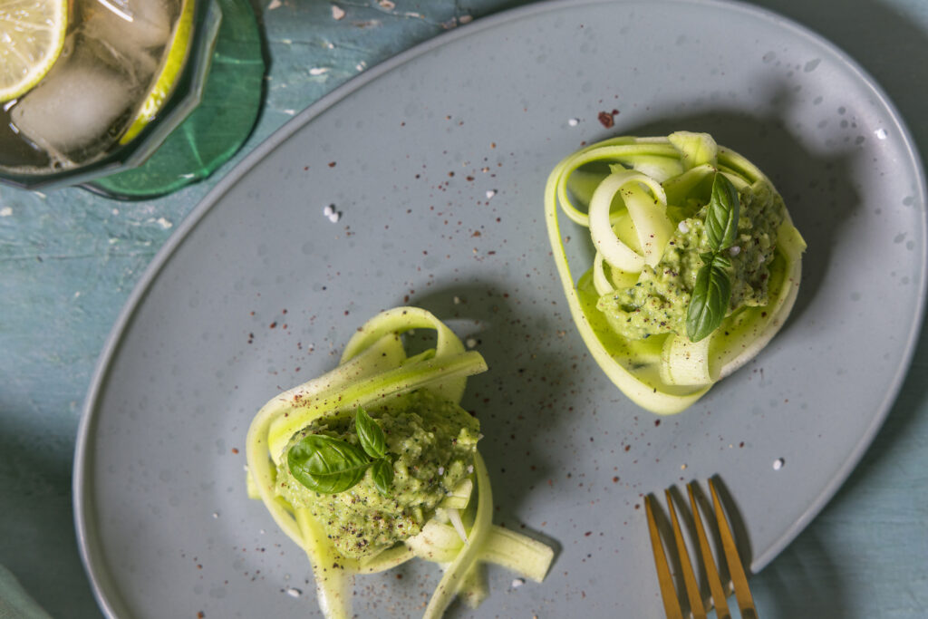 Zucchini-Tagliatelle mit Avocado-Pesto