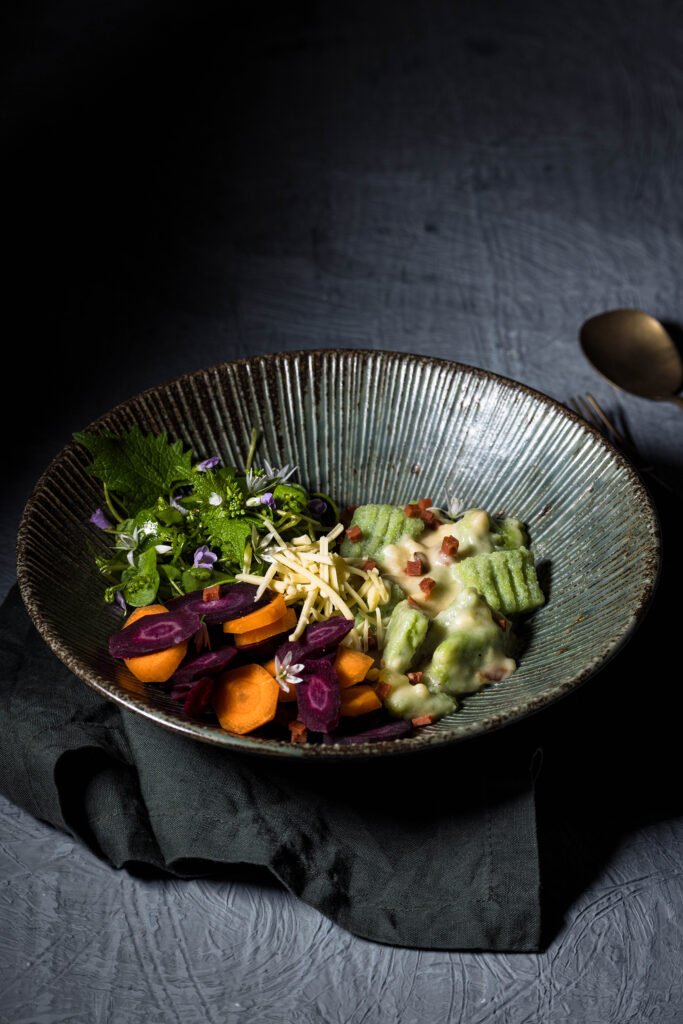 Bärlauch Gnocchi – vegan – mit pflanzlicher Käse-Schinken-Sauce in einer Bowl mit bunten Möhren und Wildkräutersalat