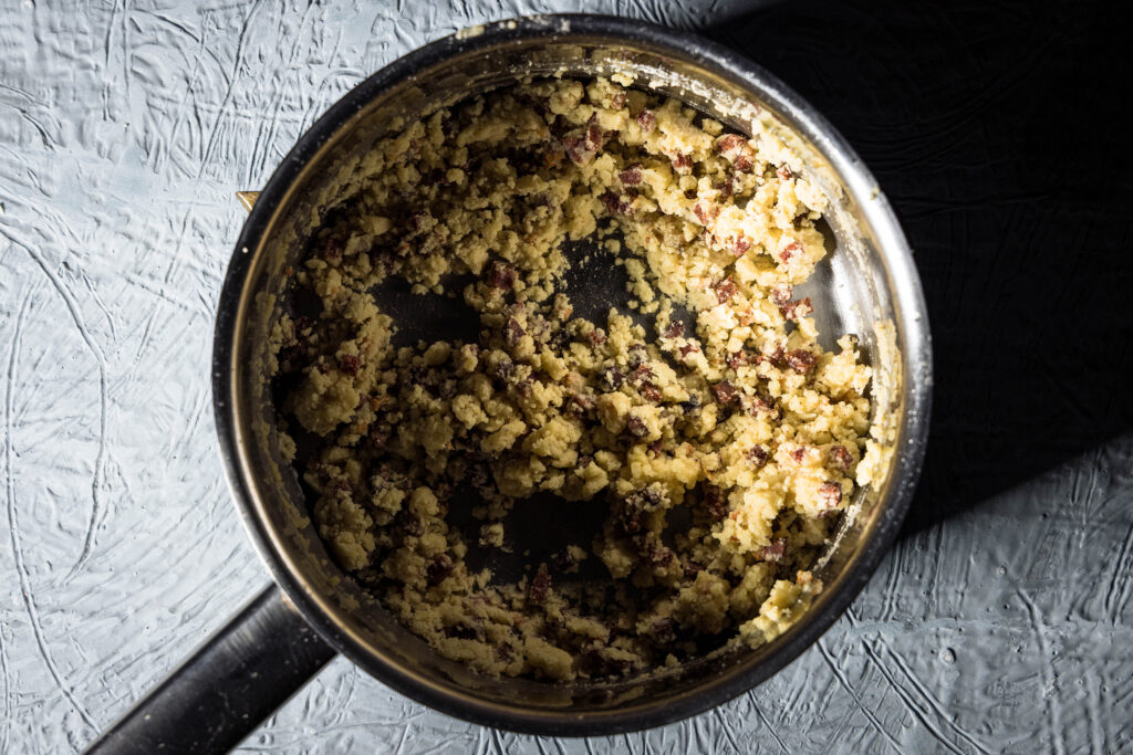 Zubereitung der Sauce, anbraten der Grundzutaten.