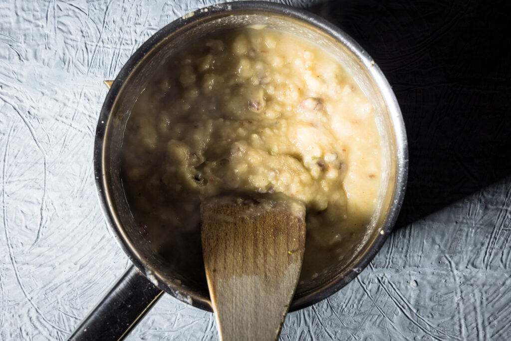 Zubereitung von veganer Käser-Schinken-Sauce, hier wird die Brühe eingerührt.