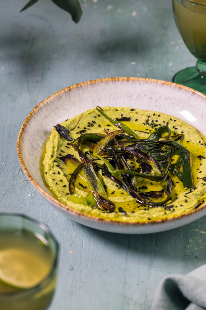 Bärlauchhummus mit geröstetem Lauch als Topping
