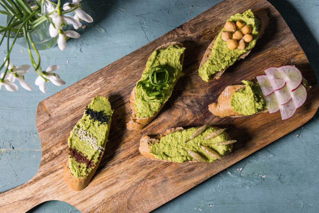5 Scheiben Baguette belegt mit Bärlauchhummus und verschiedenen Toppings