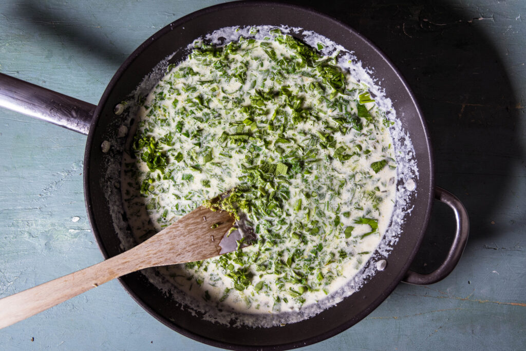 Bärlauch-Limetten-Sauce wird in einer Pfanne zubereitet.