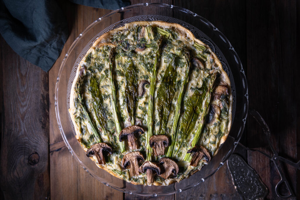 Würzige, cremige, vegane Bärlauchquiche mit knackigem, grünem Spargel und aromatischen Pilzen in veganem Quark-Öl-Teig.