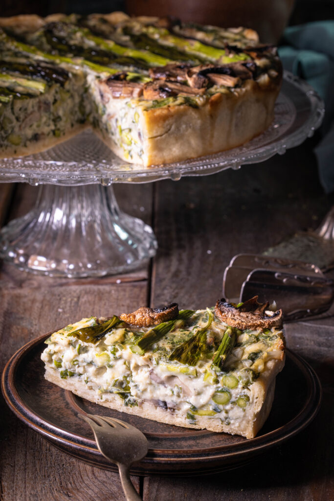 Bärlauchquiche mit grünem Spargel und Champignons