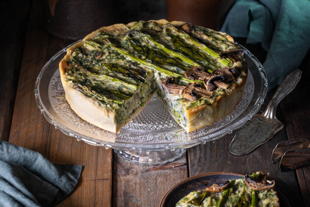 Vegane Bärlauchquiche mit grünem Spargel und Champignons