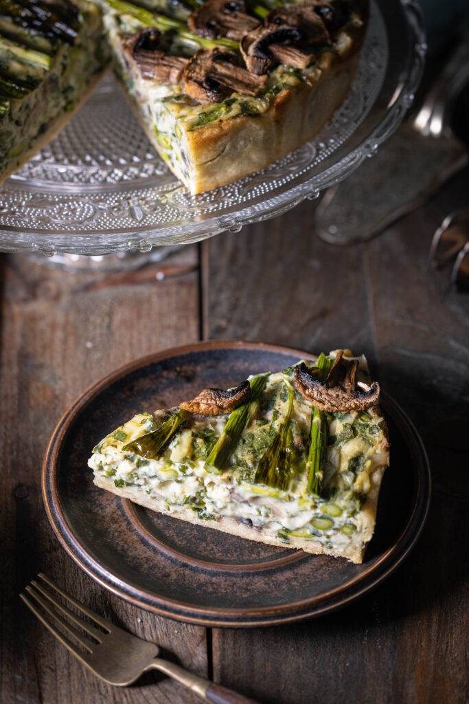 Vegane Bärlauchquiche mit grünem Spargel und Champignons