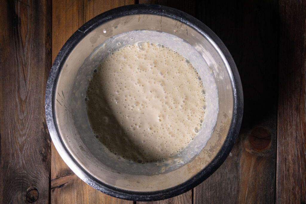 Eine Schüssel mit einer rohen, veganen Quichecreme.