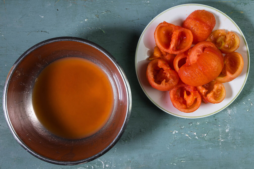 Der augefangene Tomatensaft und das entkernte Fleisch der Tomaten.