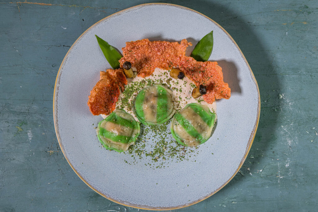Bärlauch-Ravioli auf hellem Tomatenschaum