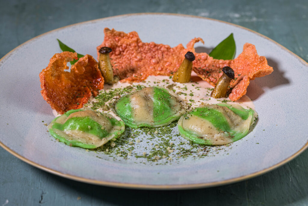 Selbstgemachte, grün-weiß-gestreifte Ravioli. Mit einer saftigen Füllung aus Bärlauch, Vrischkäse und veganem Sojahack.