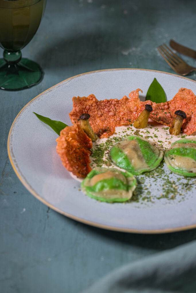 Bärlauch-Ravioli auf hellem Tomatenschaum