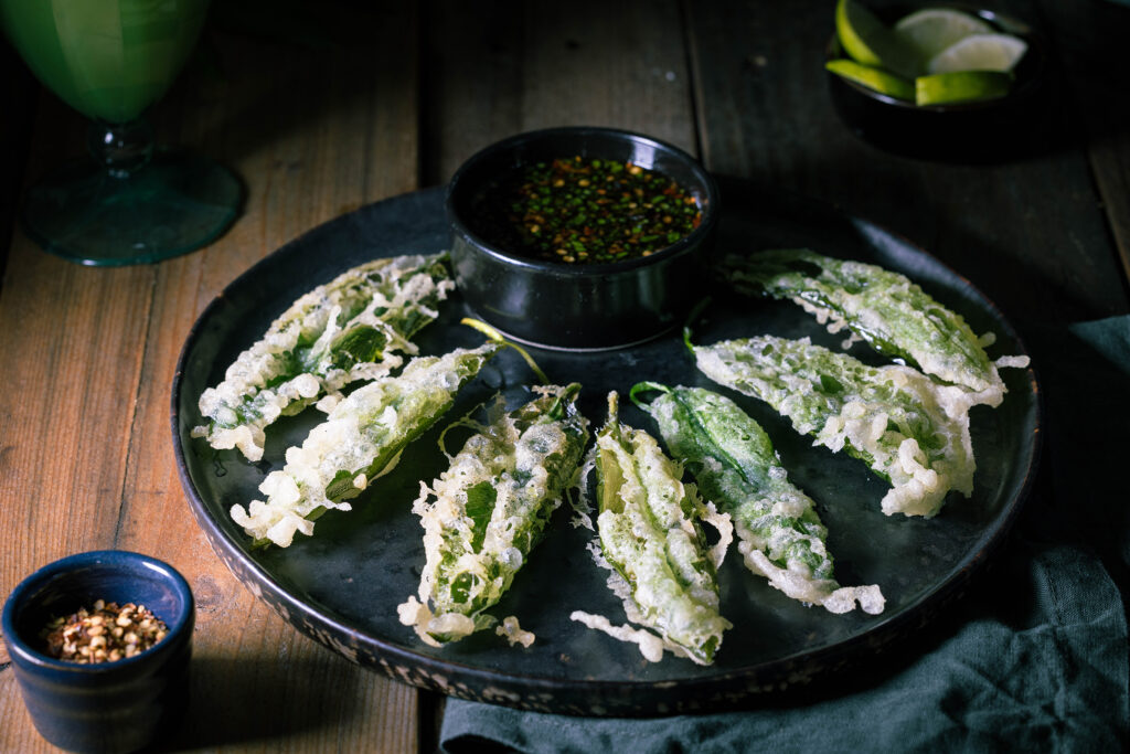 Asiatischer Bärlauchdip mit Limette und Sojasauce. Darum Tempura.